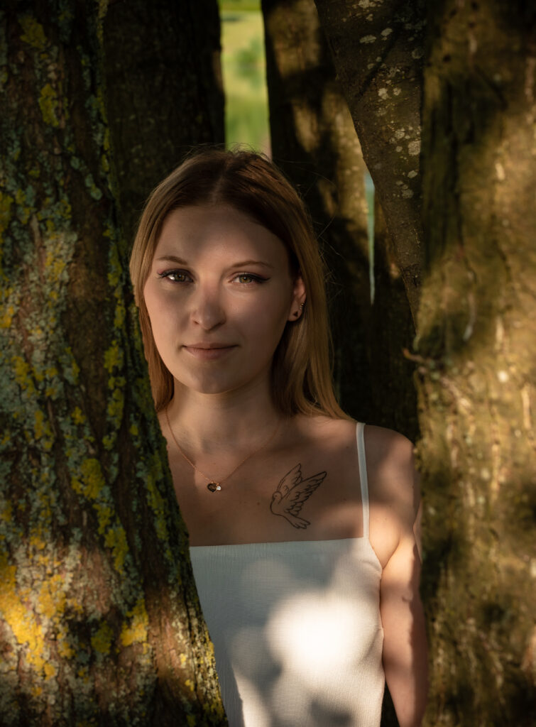 portrait femme contre un arbre