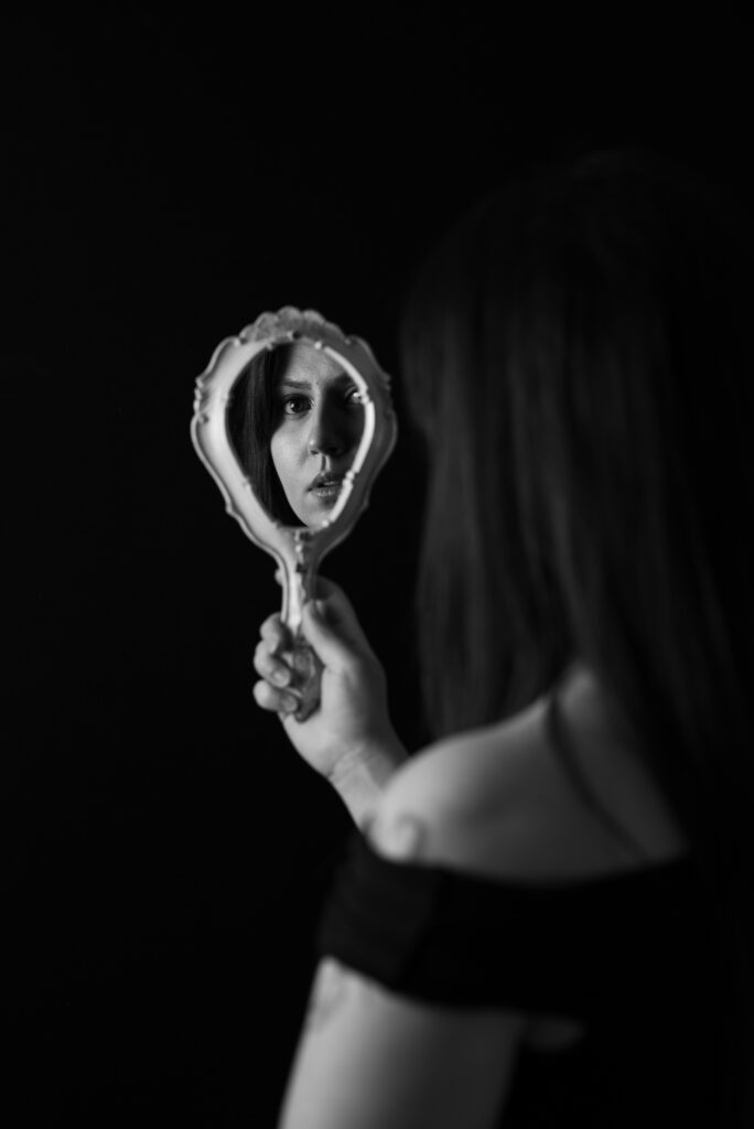 portrait femme noir et blanc miroir