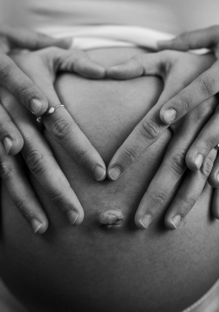 ventre femme enceinte et mains posées dessus noir et blanc lifestyle